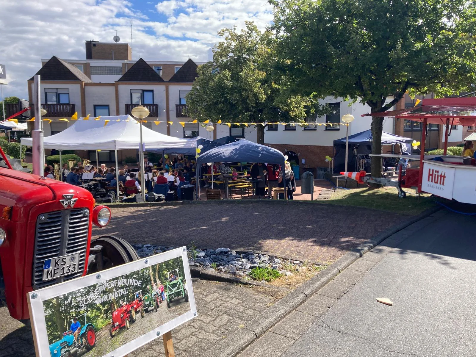 Festplatz des Kuckucksfests mit Zelten und Musik